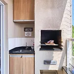 Confortável apartamento com ar, piscina, sacada Gurmet a 1 km da praia Grande